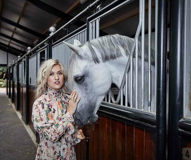 Britt Dekker lanceert eigen streamingdienst over paarden