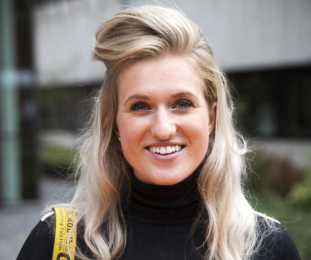 Britt Dekker maakt debuut als tafeldame bij DWDD