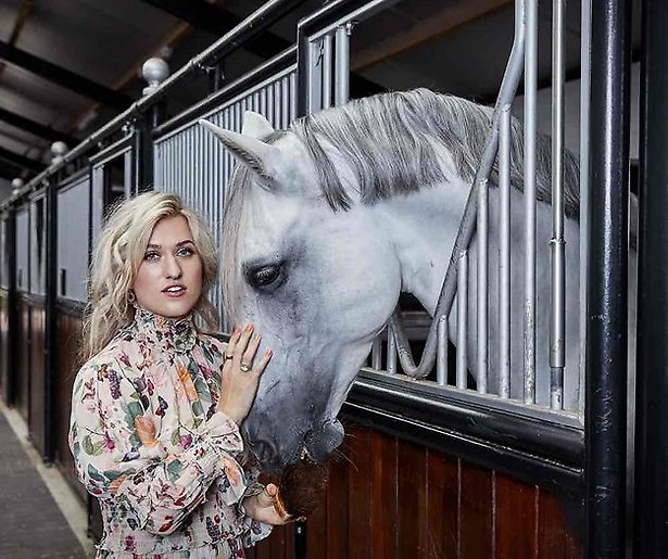 Britt Dekker was bang voor Angela de Jong