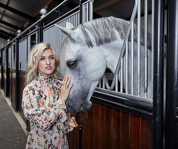 Britt Dekker maakt programma met bejaarden