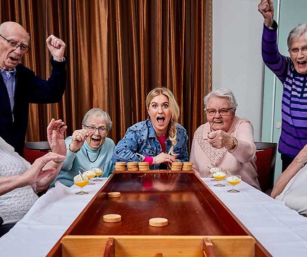 Britt helpt de ouderen