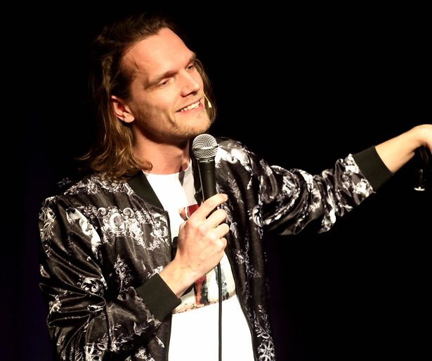 De Vooravond zegt ook cabaretier Ruud Smulders de wacht aan