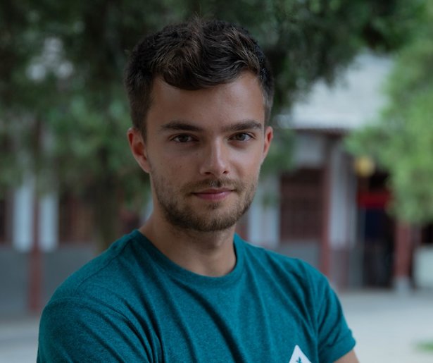 Buddy Vedder gaat kaal voor het Rode Kruis