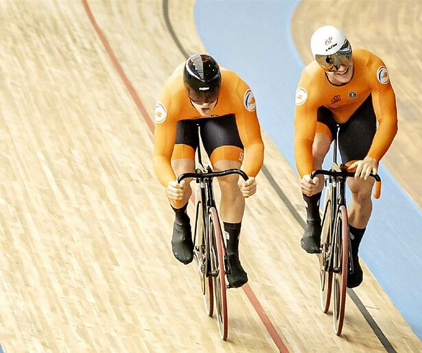 Harrie Lavreysen en Jeffrey Hoogland strijden tijdens EK