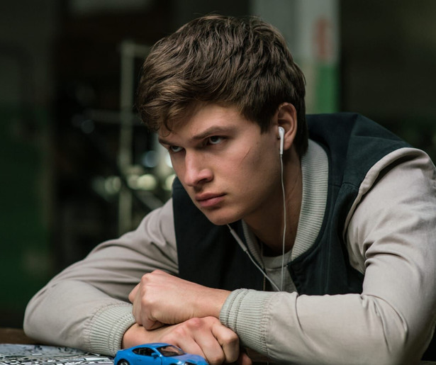 Ansel Elgort scheurt door de stad in Baby Driver