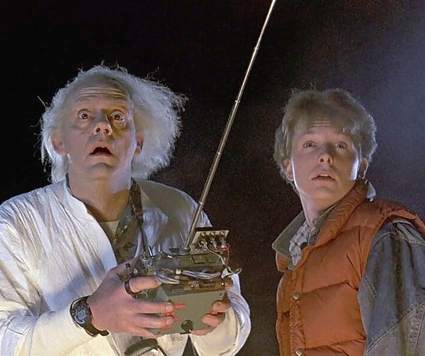 Michael J. Fox reist door de tijd in Back to the Future