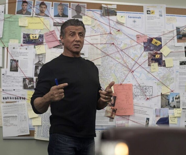 Sylvester Stallone zit een bankovervaller op de hielen in Backtrace