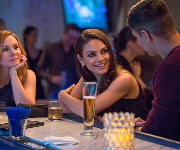 Mila Kunis en haar vriendinnen zetten de bloemetjes buiten in Bad Moms