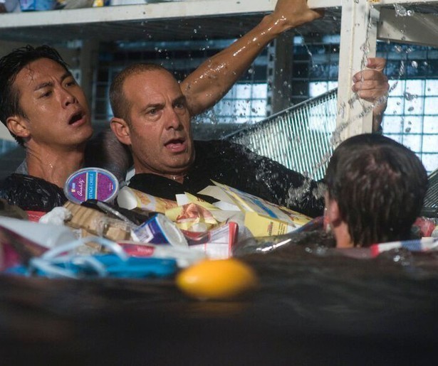 Een hongerige witte haai maakt iedereen in Bait het leven zuur