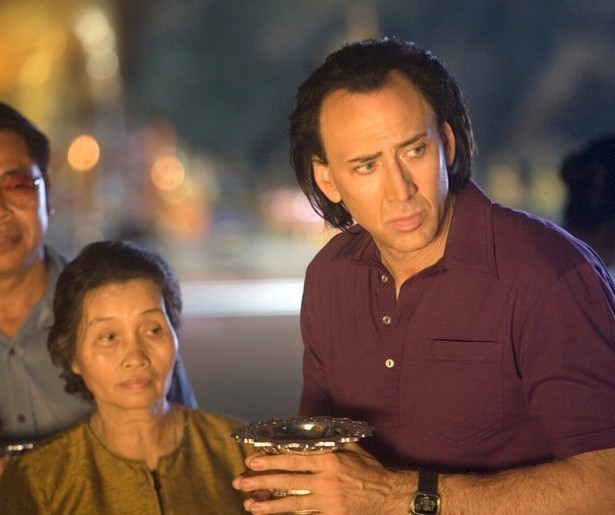 Nicolas Cage heeft een paar moordklussen in Bangkok Dangerous