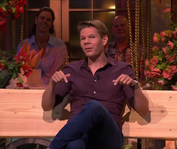 Victor Vlam uit onvrede over bankje in De Oranjezomer