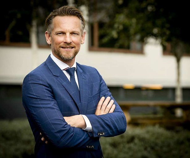 Barry Atsma is een kat in komedie Meneer Pluizenbol