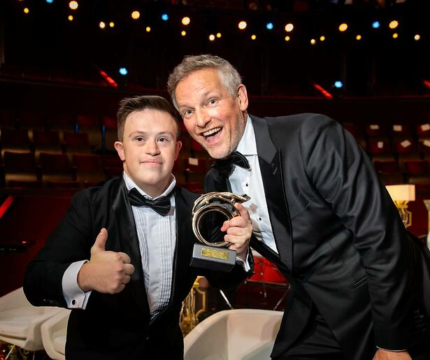 Barry Atsma ontroerd: 'Zo'n mooi eerbetoon aan mijn broer'