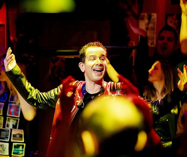 Bart Arens opent traditiegetrouw de Top 2000 om middernacht