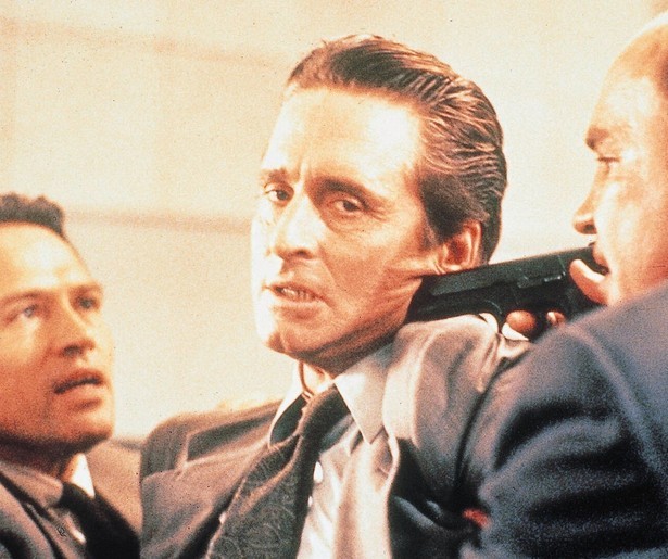 Michael Douglas houdt Sharon Stone goed in de gaten in Basic Instinct