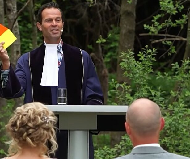 Video: Van der Gijp geniet van trouwambtenaar Nijhuis
