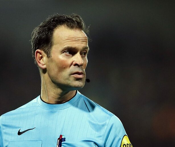 Scheidsrechter Bas Nijhuis maakt zijn opwachting in Dit Was het Nieuws