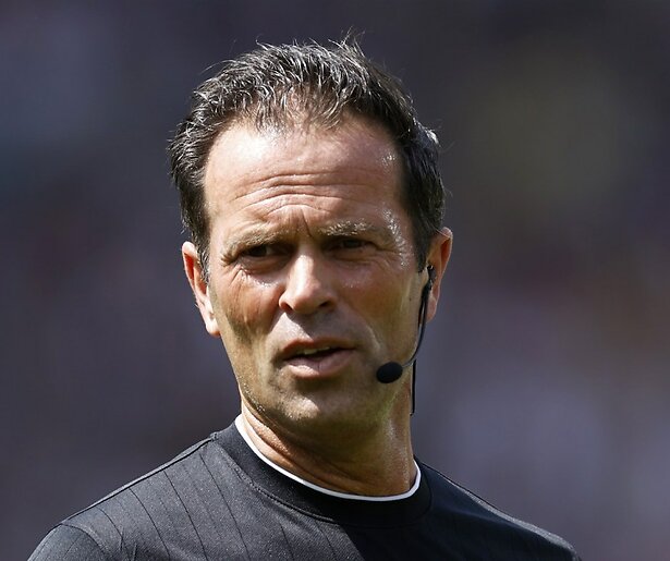 Scheidsrechter Bas Nijhuis te zien in Dit Was het Nieuws