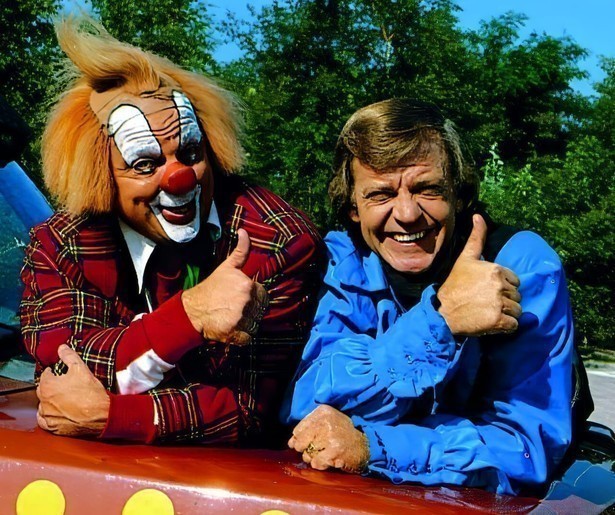 Jeugdhelden Bas en Aad van Toor blikken terug in Bassie & Adriaan - Een Schat aan Herinneringen