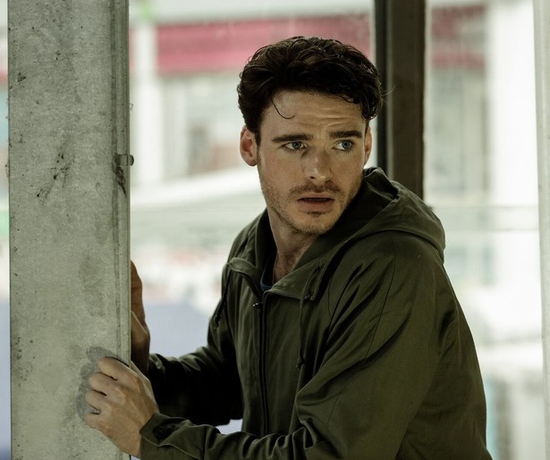 Richard Madden belandt in een waar kat-en-muisspel in actiefilm Bastille Day