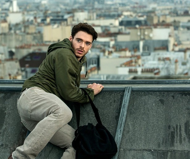 Richard Madden wordt achtervolgd in Parijs in Bastille Day