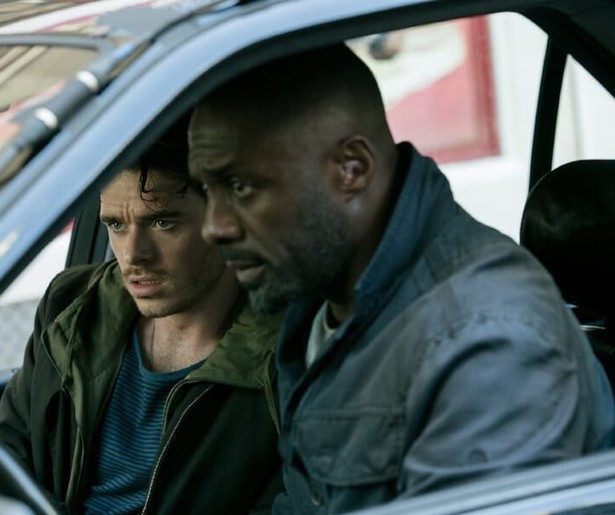 Idris Elba raced door Parijs voor een kat-en-muisspel in Bastille Day