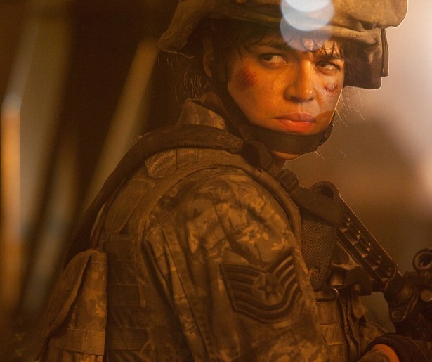 Aaron Eckhart strijdt tegen aliens in Battle Los Angeles