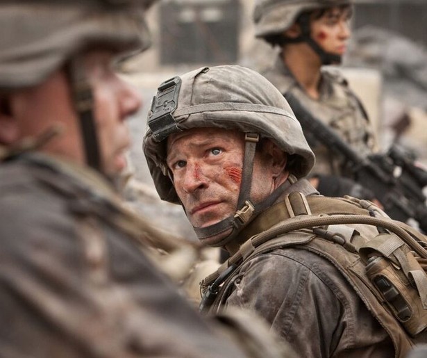 Aaron Eckhart neemt het op tegen buitenaardsen in Battle Los Angeles