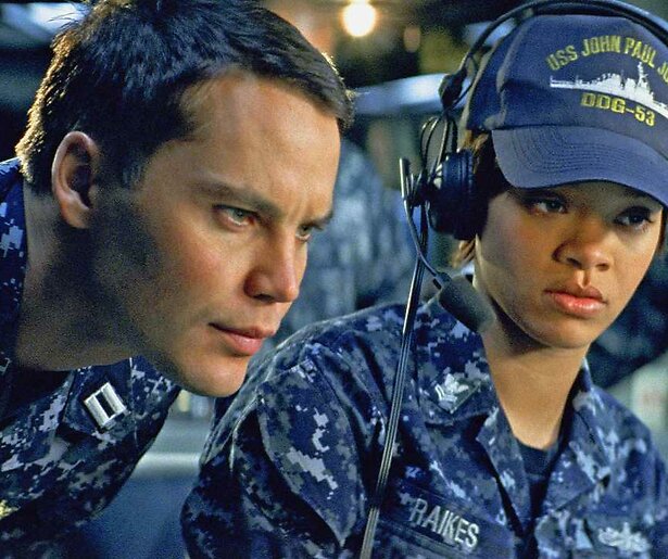 Taylor Kitsch neemt het op tegen buitenaards leven in Battleship