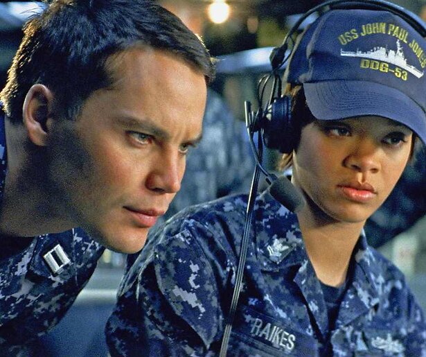 Taylor Kitsch trotseert buitenaardse dreiging in Battleship
