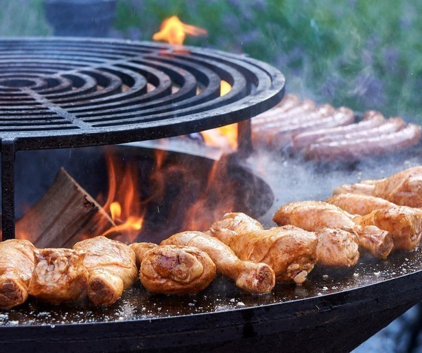 Ralph de Kok en Harm Jan Bloem reizen door het land voor BBQ street, De Buurtbarbecue 