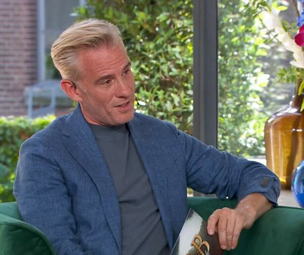 Art Rooijakkers blikt met alle B&B Vol Liefde-eigenaren terug in speciale reünieaflevering