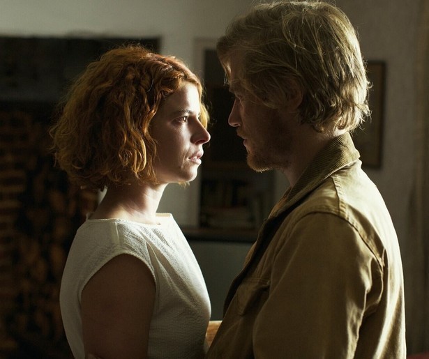 Is Johnny Flynn een redder of een moordenaar in Beast?