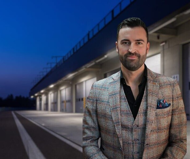 Bekende Nederlanders nemen het in een racesimulator tegen elkaar op in P1 Beat the Pro