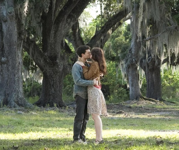 Een tienerjongen wordt verliefd op een heks in Beautiful Creatures