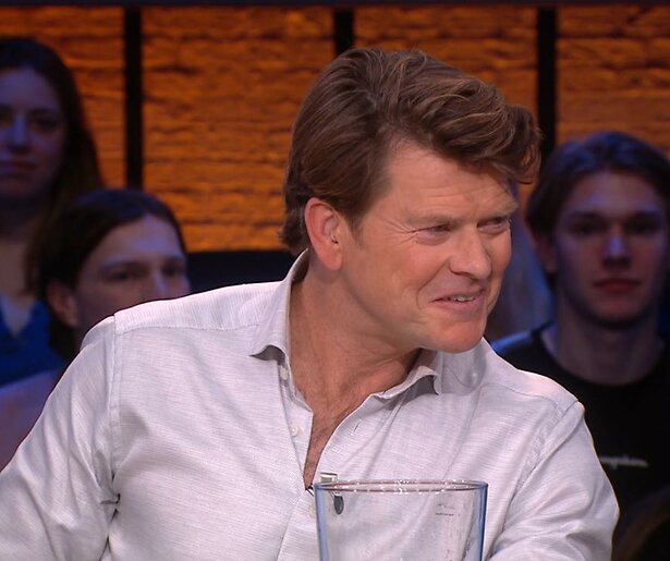 Beau van Erven Dorens laat zich live in de uitzending steken door een bloedzuiger: 'Let's do it!' 