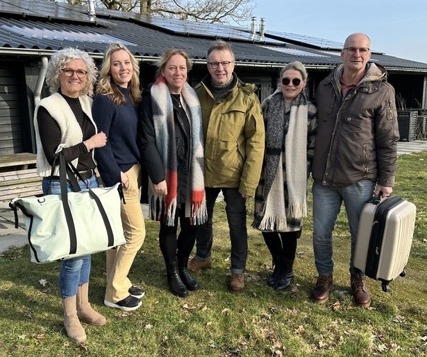 Thea en Gerrit openen de deuren van hun omgebouwde kippenschuur in Bed & Breakfast