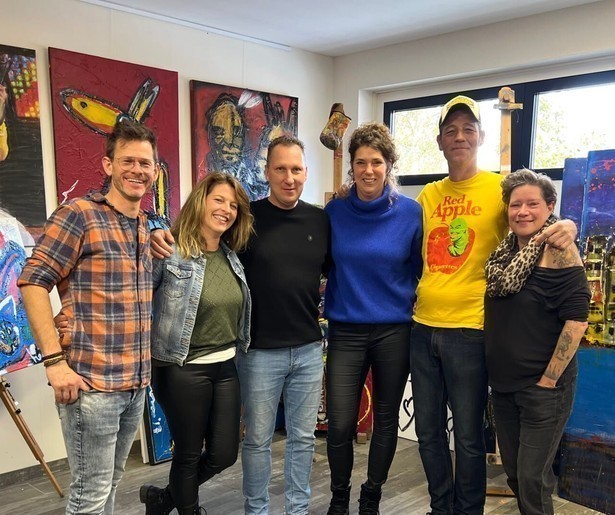 Joy en Marco uit Bed & Breakfast showen hun B&B speciaal voor rockbands