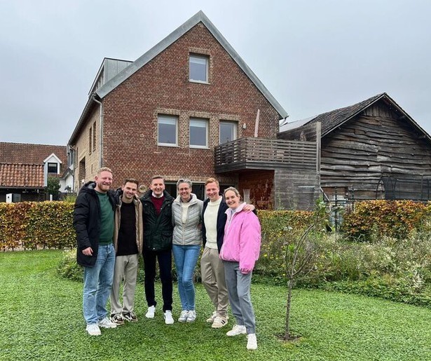 De B&B-eigenaren maken een alcoholisch uitstapje in Bed & Breakfast