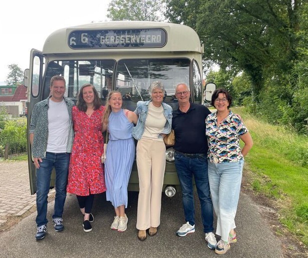 De gasten van Bed & Breakfast gaan op zeehondensafari