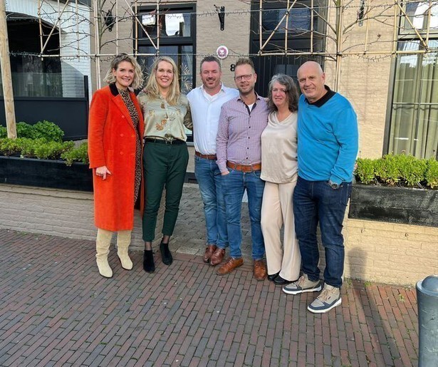 De deelnemers van Bed & Breakfast gaan lekker eilandhoppen