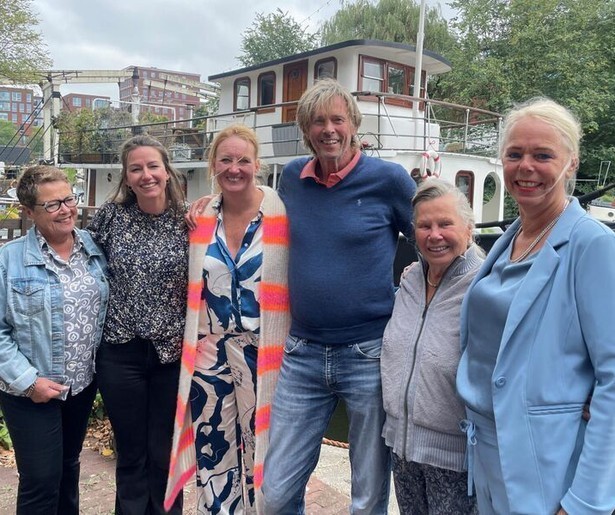 Aafje en Greta nemen de Bed & Breakfast-deelnemers mee naar een voedselbos