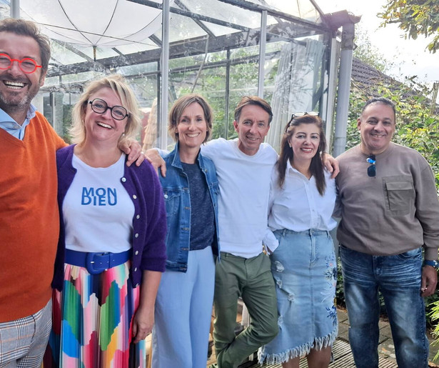 De deelnemers van Bed & Breakfast trekken door de Biesbosch