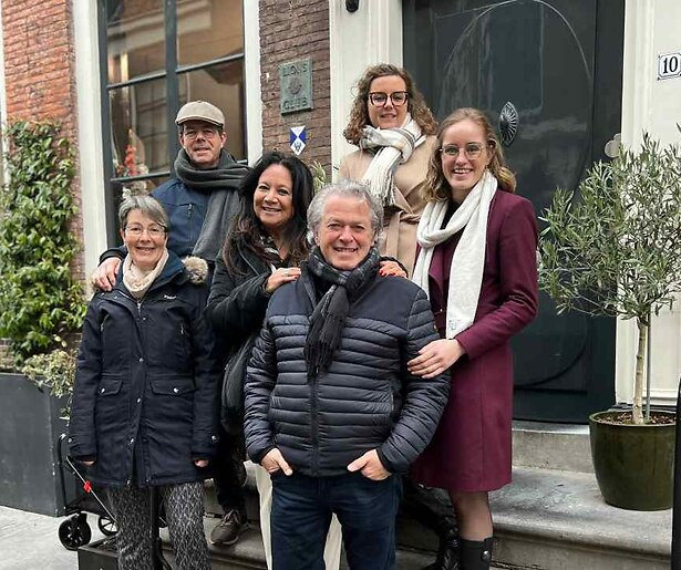 De deelnemers van Bed & Breakfast gaan langs bij een wijngaard