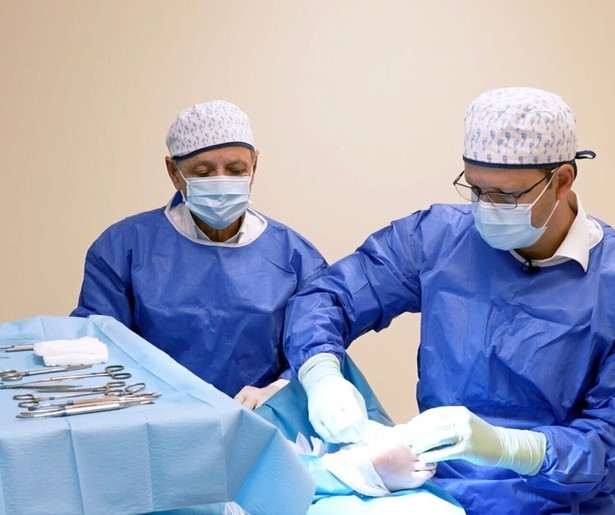 Dani Jasarevis loopt mee met bijzondere operaties in Behandeld in het Buitenland