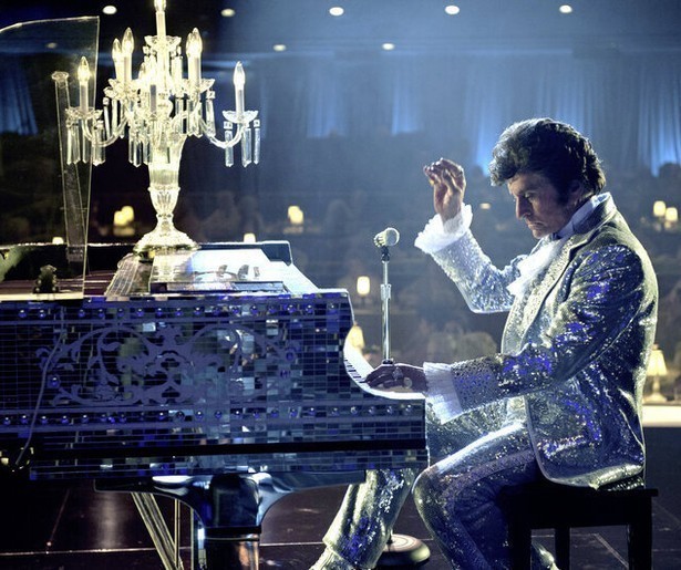 Michael Douglas schittert in een heerlijke film over de extravagante pianist Liberace