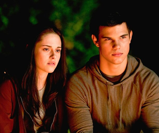 Kristen Stewart moet kiezen tussen vampier Edward en weerwolf Jacob in The Twilight Saga: Eclipse