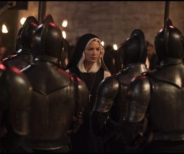 Paul Verhoeven choqueert met lesbische nonnen in Benedetta