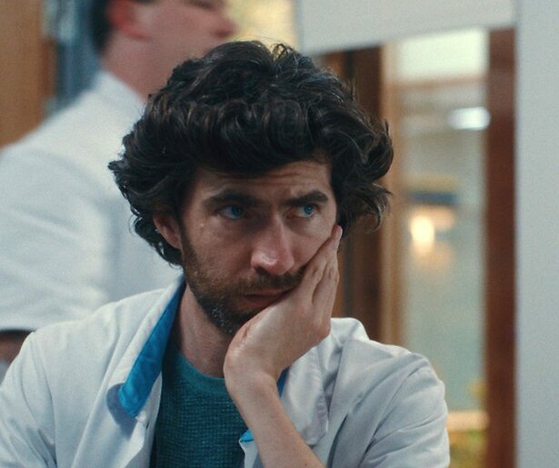 De zoon van Jerry raakt zwaargewond in de seizoensfinale van Dag & Nacht