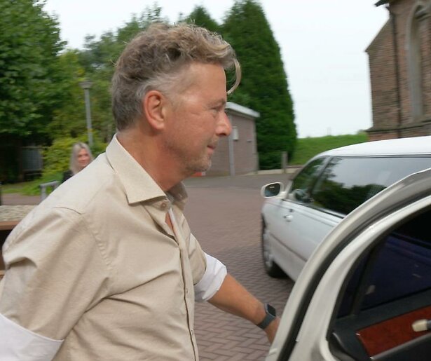 Bert van Leeuwen moet weer een langslepende ruzie zien te sussen in Het Familiediner